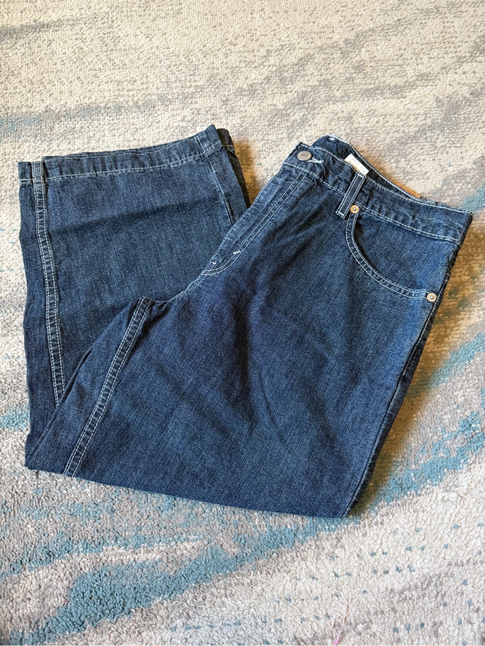 Vintage women's size 12 Levi's 577 wide leg cropped jeans